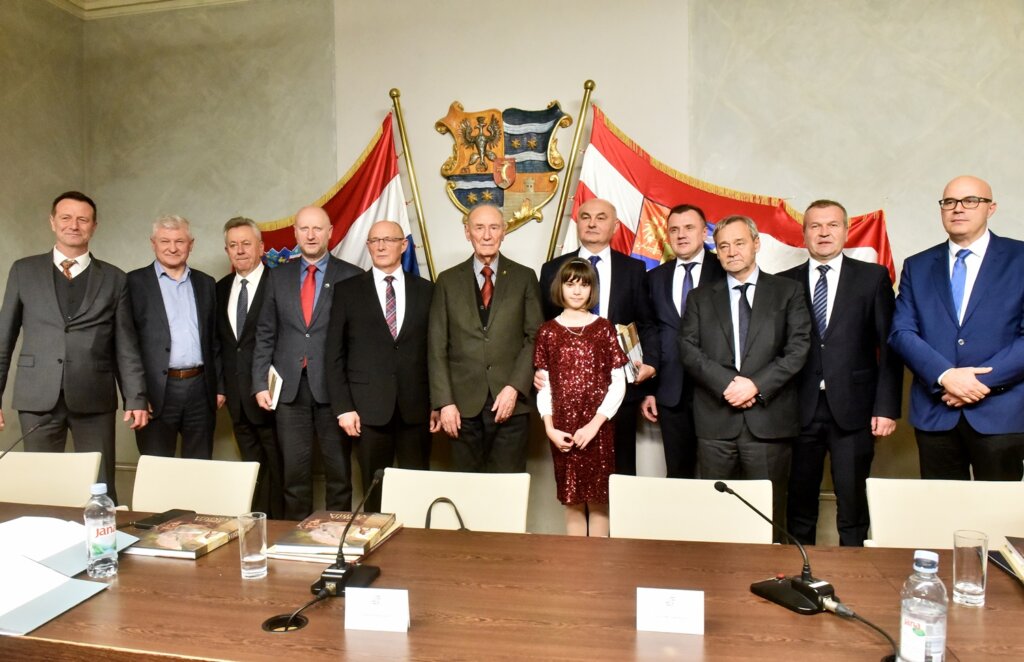 [FOTO]U Županijskoj palači predstavljena knjiga „Varaždinska kronika Domovinskog rata”, autora prof.dr.sc. Miljenka Brekala i mr.sc. Stjepana Adanića