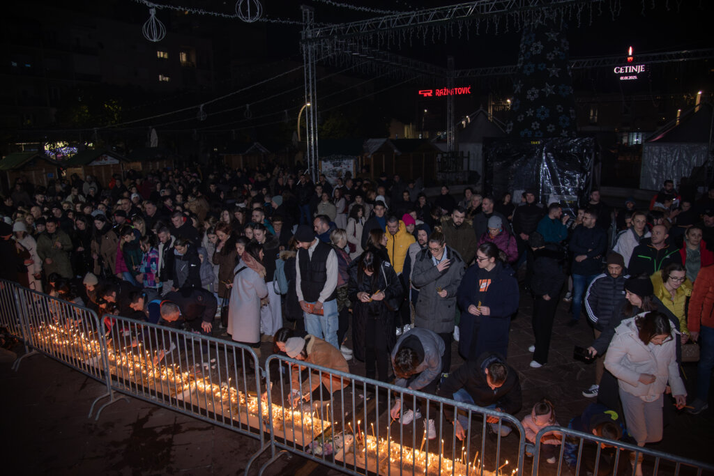 Građani prosvjeduju ispred crnogorske vlade zbog tragedije na Cetinju