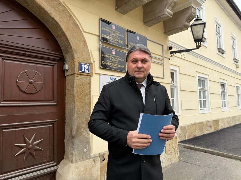 [FOTO/VIDEO] Mladen Kešer predao potpise protiv jednosmjernog prometa u Križevcima: ‘Ukoliko se donese odluka idemo na prikupljanje potpisa za referendum’