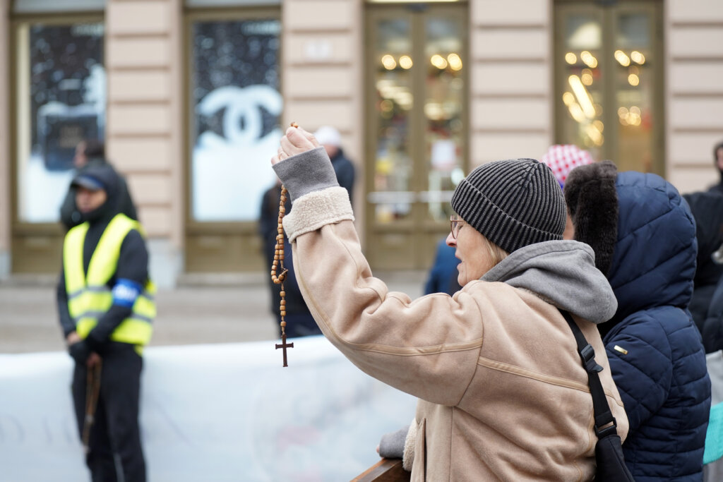 Potukli se molitelji i prosvjednici