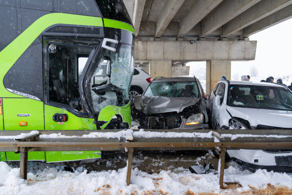 Lančani sudar busa i pet automobila