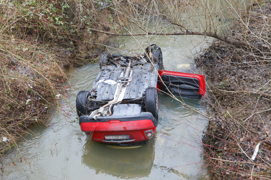 [VIDEO] UŽAS NA CESTI U slijetanju automobila jedna osoba poginula