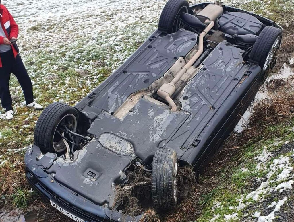 Ceste su skliske, automobil završio na krovu