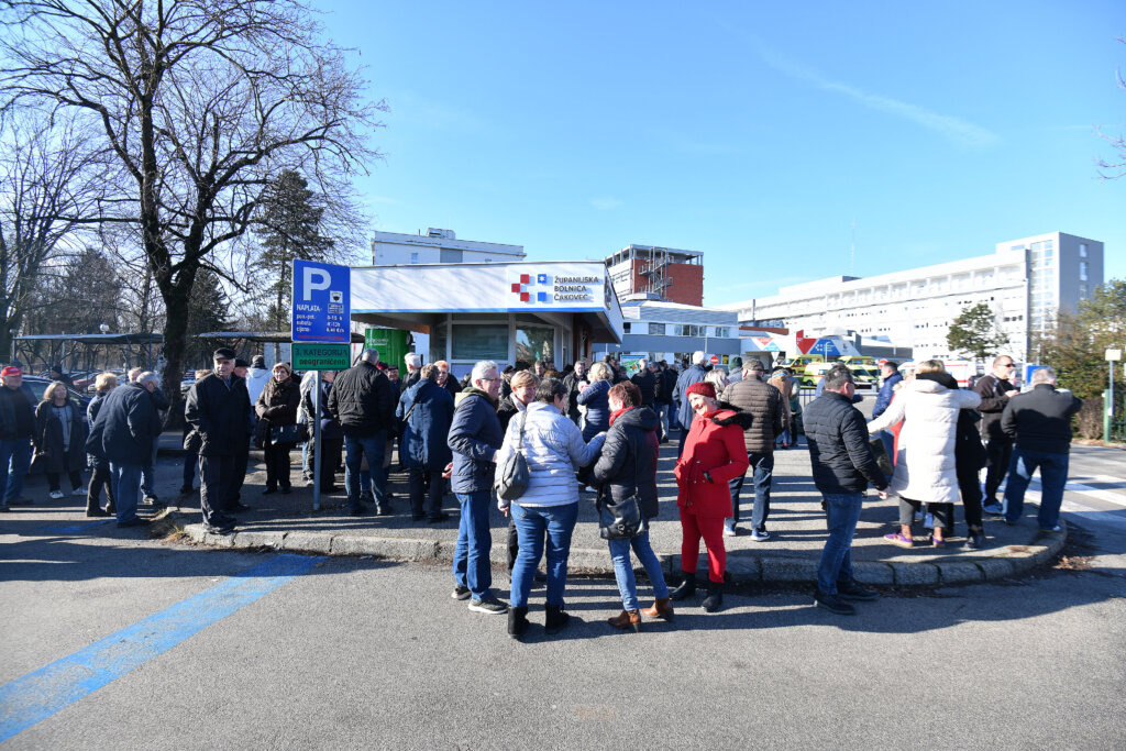 Kirurzi u Čakovcu dali otkaze, građani prosvjeduju ispred bolnice