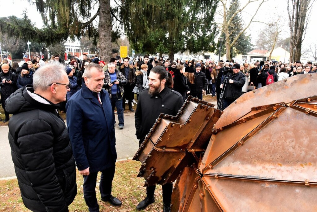 [FOTO] U Varaždinu otkrivena skulptura posvećena 1100. obljetnici krunidbe kralja Tomislava