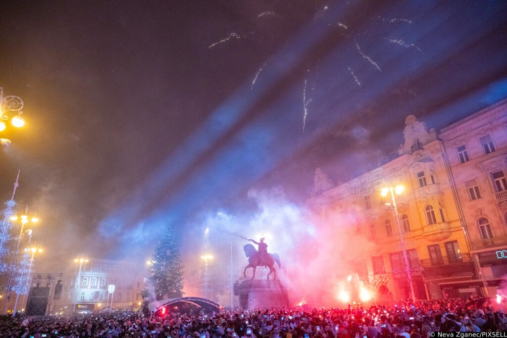 Na dočeku Nove godine u Zagrebu penjali se po skelama pa intervenirala policija