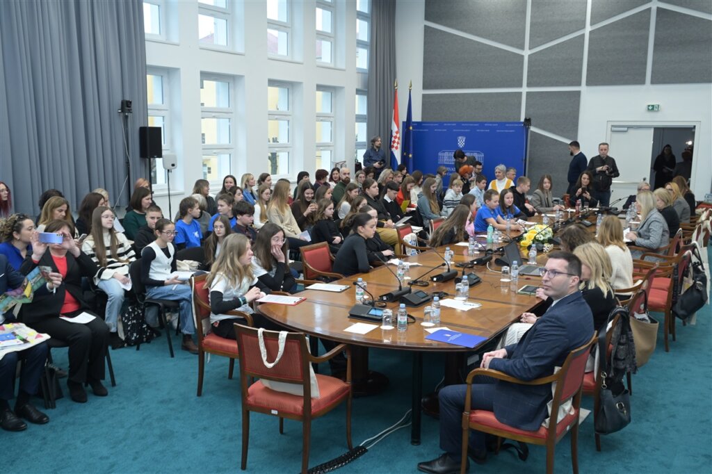 [FOTO] U Hrvatskom saboru održan četrnaesti susret djece iz dječjih vijeća i foruma sa saborskim zastupnicima