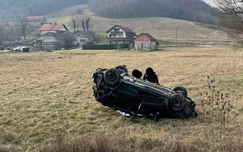 U prometnoj nesreći automobil završio na krovu