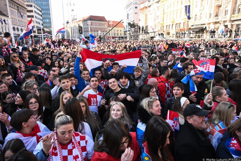 Srebrni rukometaši sletjeli u Zagreb, na Trgu ih čekaju deseci tisuća navijača