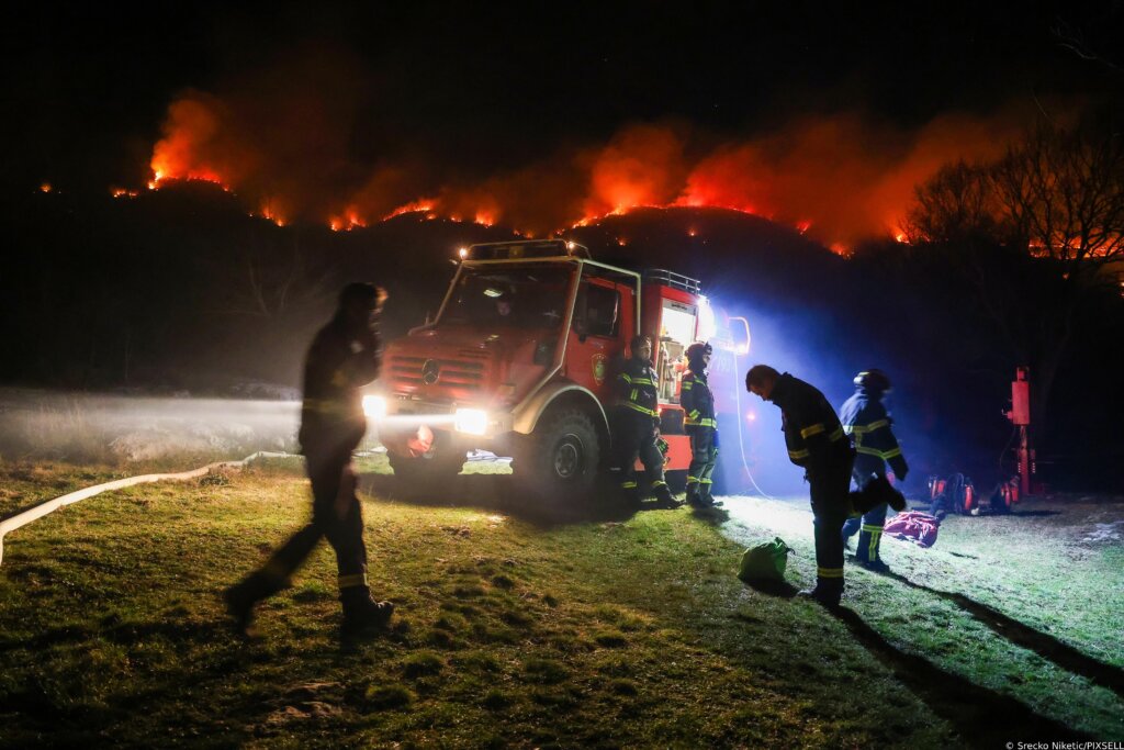 Pod nadzorom požar podno Učke, do sada izgorjelo stotinjak hektara