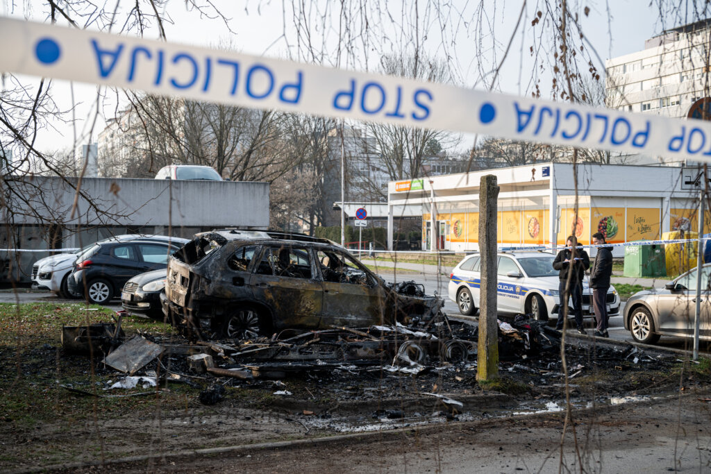 Izgorjela kamp prikolica, požar zahvatio i susjedna vozila