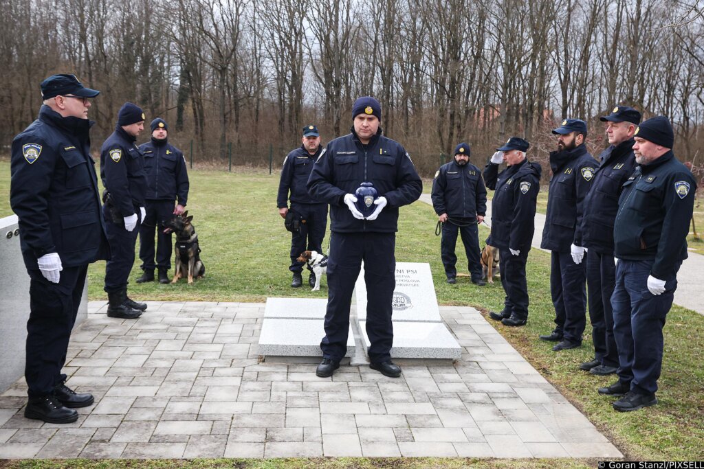 Zagreb: U Grobno Mjesto U Spomengaju U Dumovcu Položeni Posmrtni Ostaci Službenih Pasa Mup A Uginulih U Protekle Tri Godine