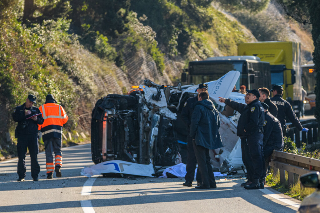 Stijena Se Odlomila I Pala Na Kombi Vozilo Na Magistrali Kod Dubrovnika