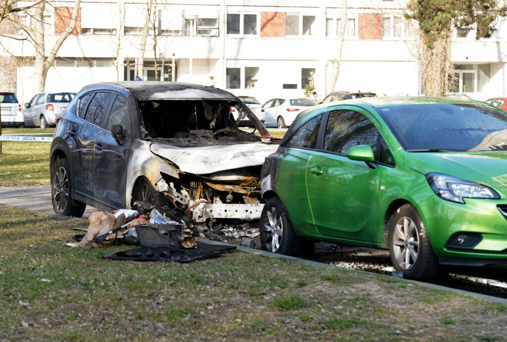 Zapalio se kontejner, vatra zahvatila dva automobila