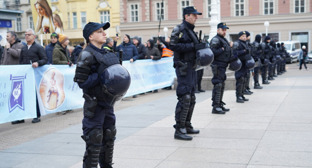 Molitelji, prosvjednici i policija i ove subote na glavnom zagrebačkom trgu