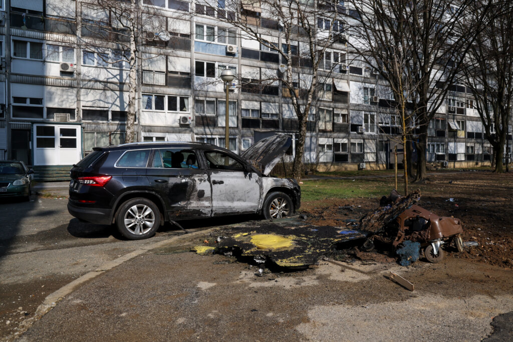 Izgorio auto i tri plastična kontejnera, jedna osoba na ispitivanju u policiji