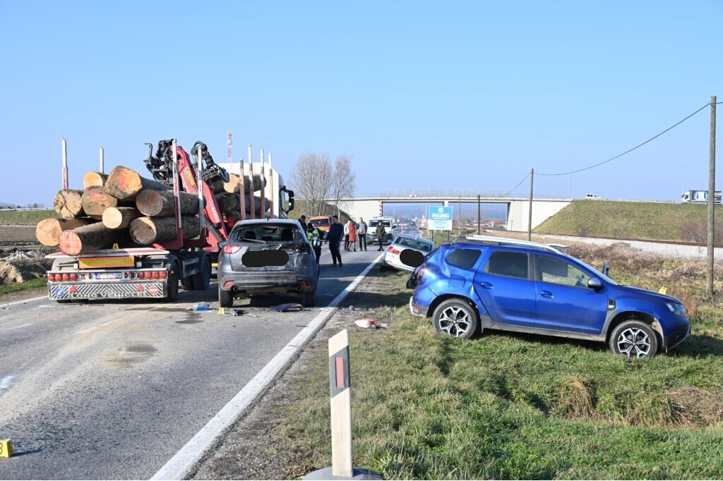 [FOTO/VIDEO] Sudar više vozila u Koprivnici, cesta je zatvorena