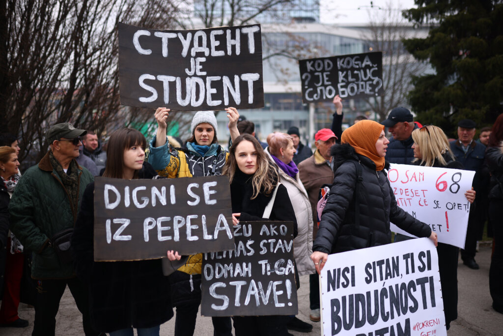 Studenti u Sarajevu organizirali prosvjedno okupljanje, prozivaju vlast