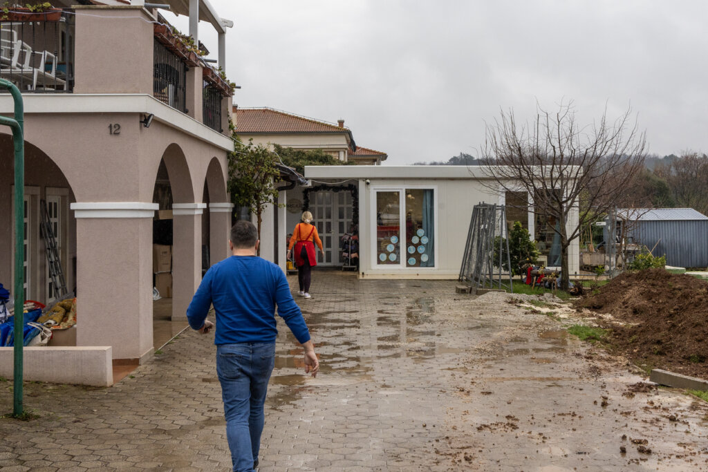 U pucnjavi tijekom sukoba oštećeno staklo vrtića