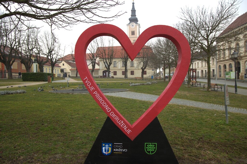 Na Nemčićevom trgu postavljeno veliko križevačko srce 