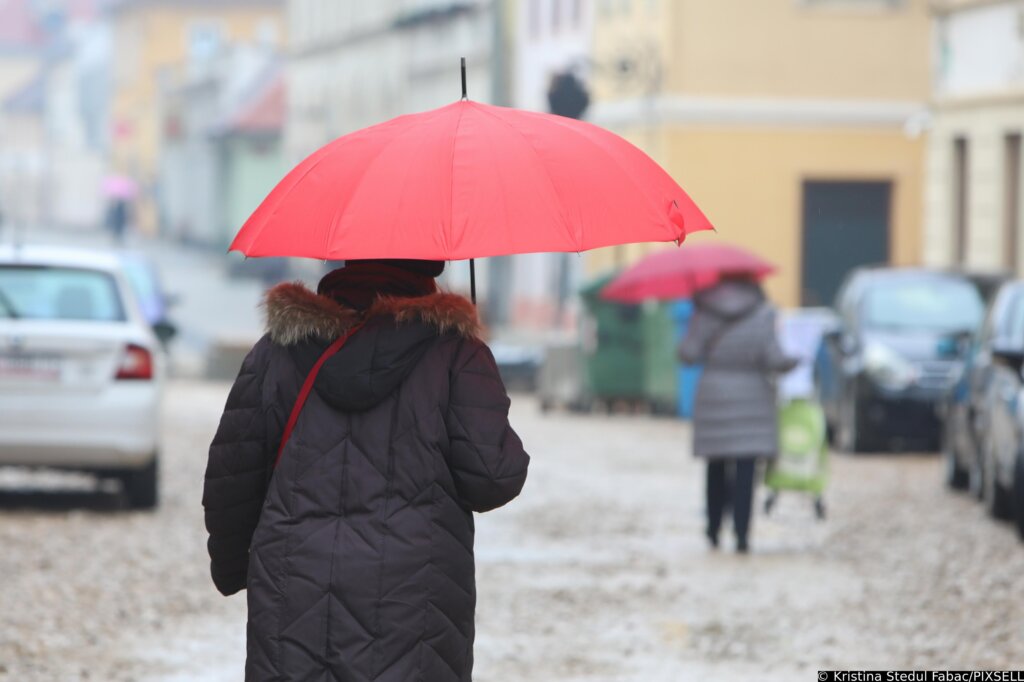 Pretežno oblačno, povremeno s kišom