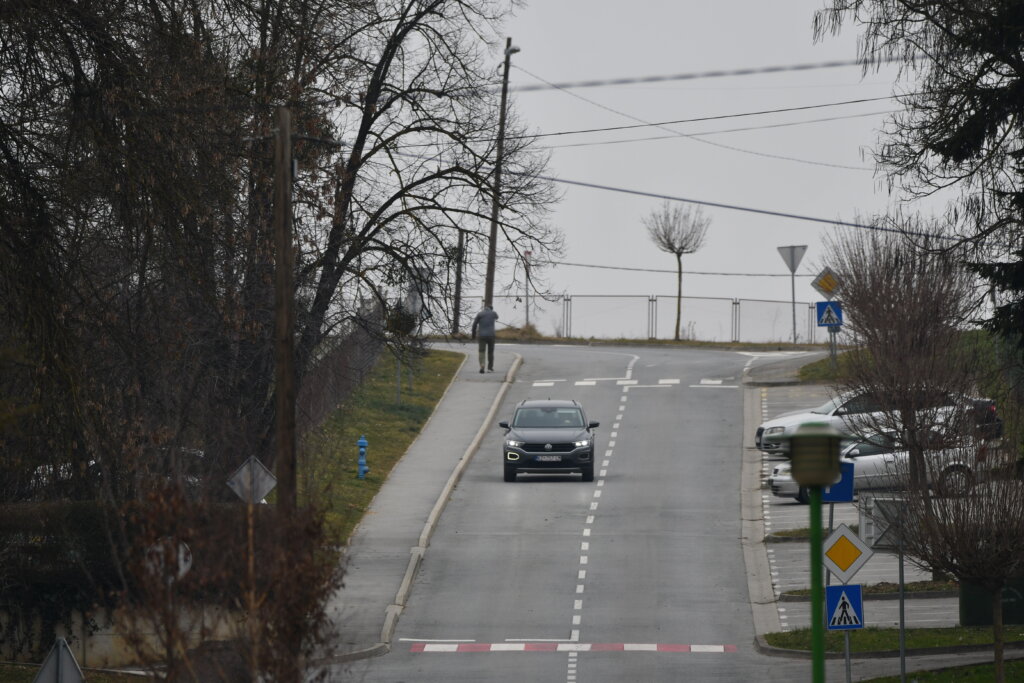 U većini predjela pretežno oblačno, mjestimice s kišom