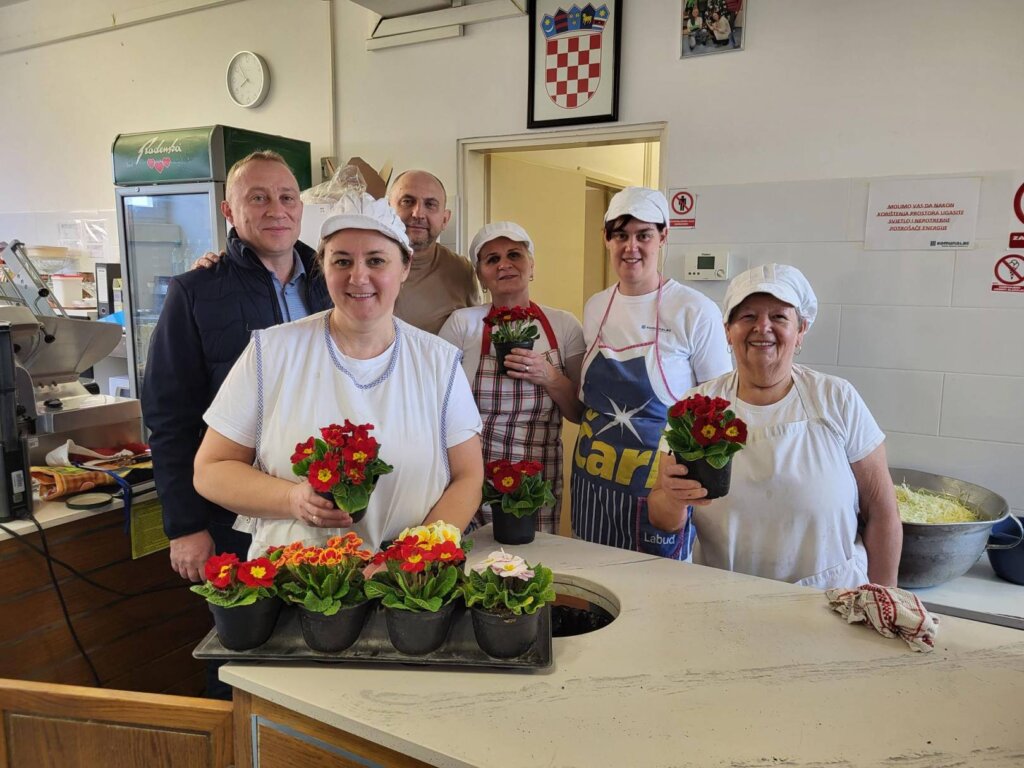 [FOTO] Komunalac Koprivnica Dan žena obilježio cvjetnim poklonima za sve zaposlenice i zakupnice na gradskoj tržnici