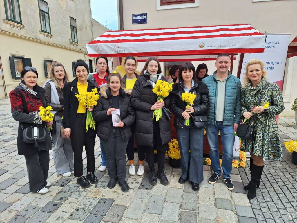 [FOTO] Podjelom narcisa u Varaždinskoj županiji obilježen dan kojim se podiže svijest u borbi protiv raka dojke