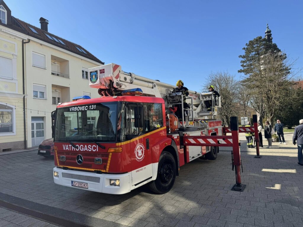 [FOTO] Vatrogasna zajednica Grada Vrbovca predstavila novo vatrogasno vozilo