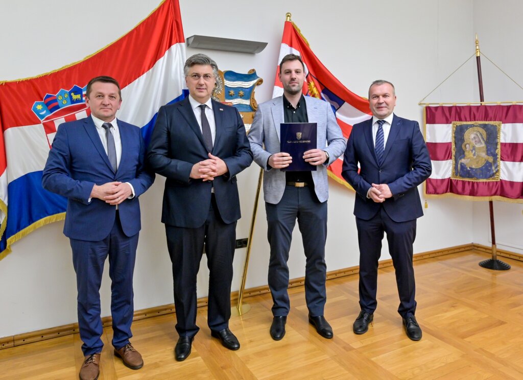 [FOTO] Premijer Plenković uručio važan ugovor: Varaždinska županija prva županija koja kreće u projektiranje i izgradnju geotermalne elektrane