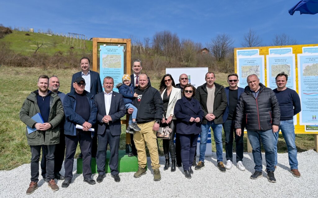 [FOTO] Postavljanjem poučne ploče o izvoru rijeke Bednje u naselju Bednjica obilježen Svjetski dan voda