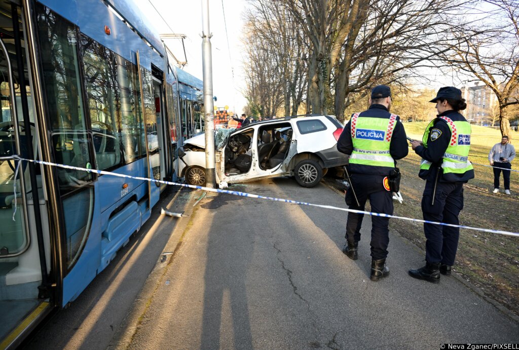 Vozač taksija prevezen u bolnicu nakon što se sudario s tramvajem