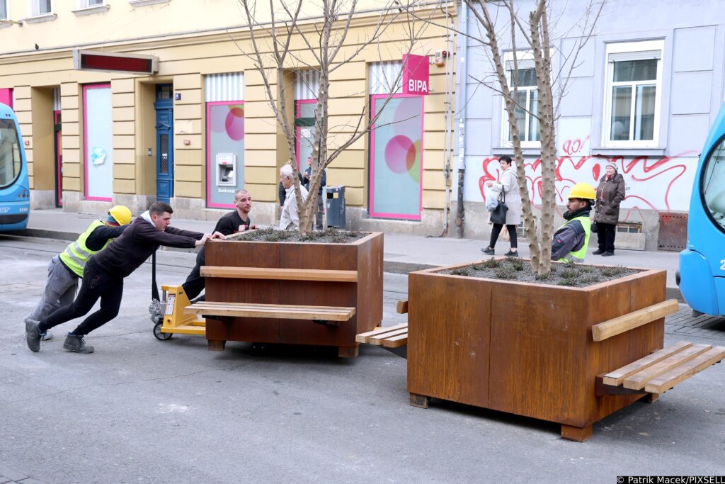 Novi problemi: Radnici jutros morali micali žardinjere u Draškovićevoj