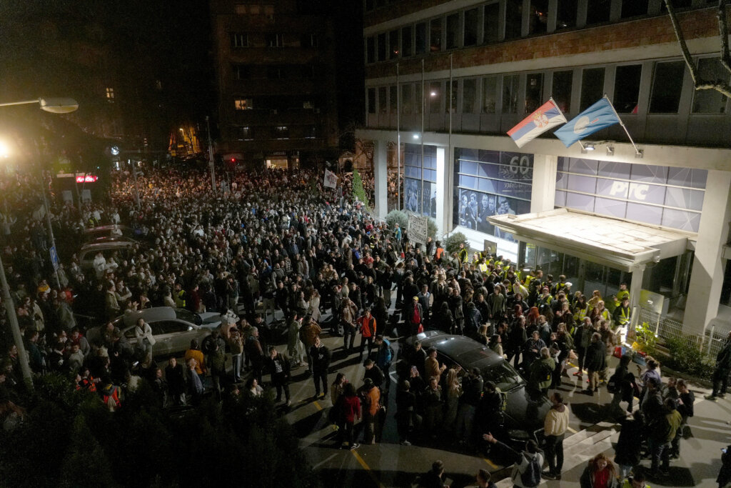 Studenti blokirali Radio-televiziju Srbije, na ulici tisuće ljudi