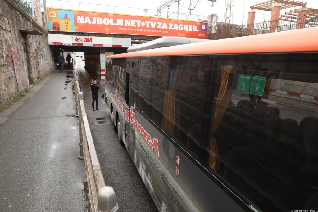 Autobus zaglavio u podvožnjaku u Zagrebu