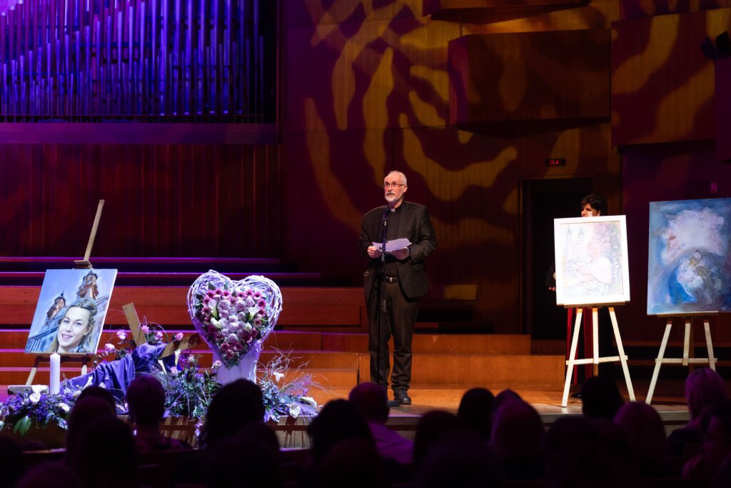 Upravitelj Zaklade Anamarija Carević I Član Družbe Isusove Pater Niko Bilić.