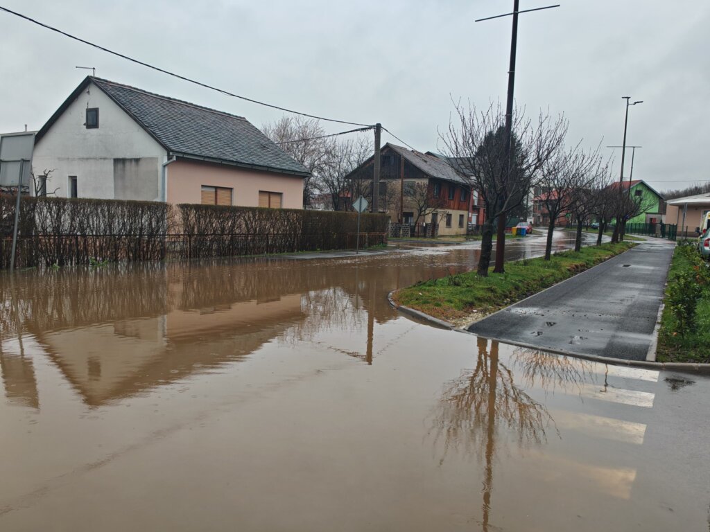 Zbog kiše poplavljene ulice u Glini