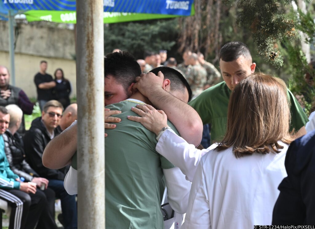 Kočani: Suze I Tuga Ispred Bolnice U Kojoj Se Nalaze Stradali U Požaru U Klubu