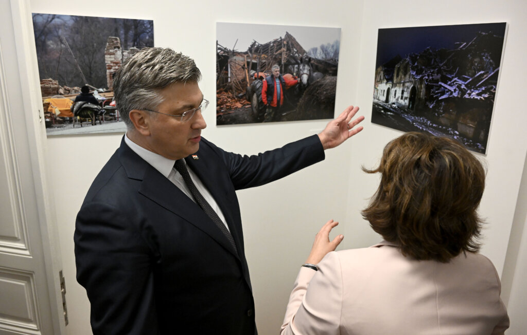 Premijer Plenković otvorio izložbu Hininih fotografija uoči pete godišnjice potresa