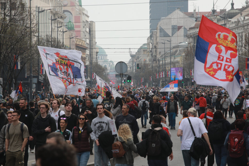 Povorke ljudi stižu na prosvjed u središtu Beograda