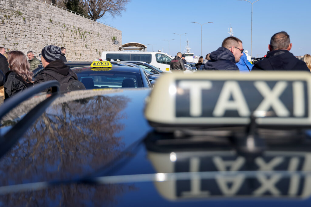 Mirni Prosvjed Taksista U Zadru Zbog Stranih Radnika