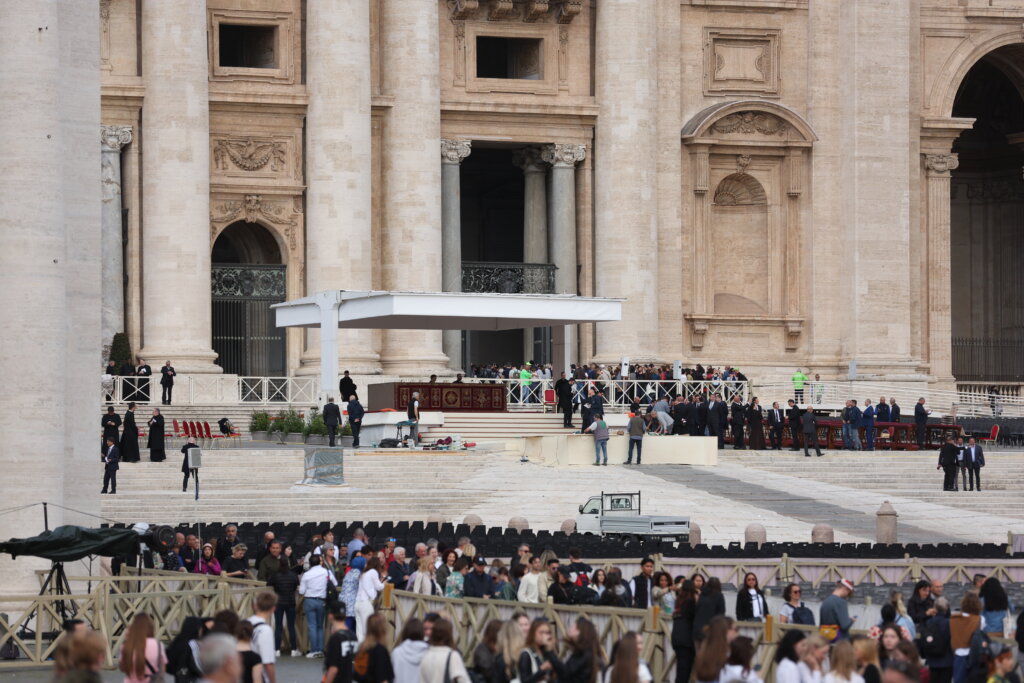 Prepun Trg svetog Petra priprema se za ispraćaj pape Franje
