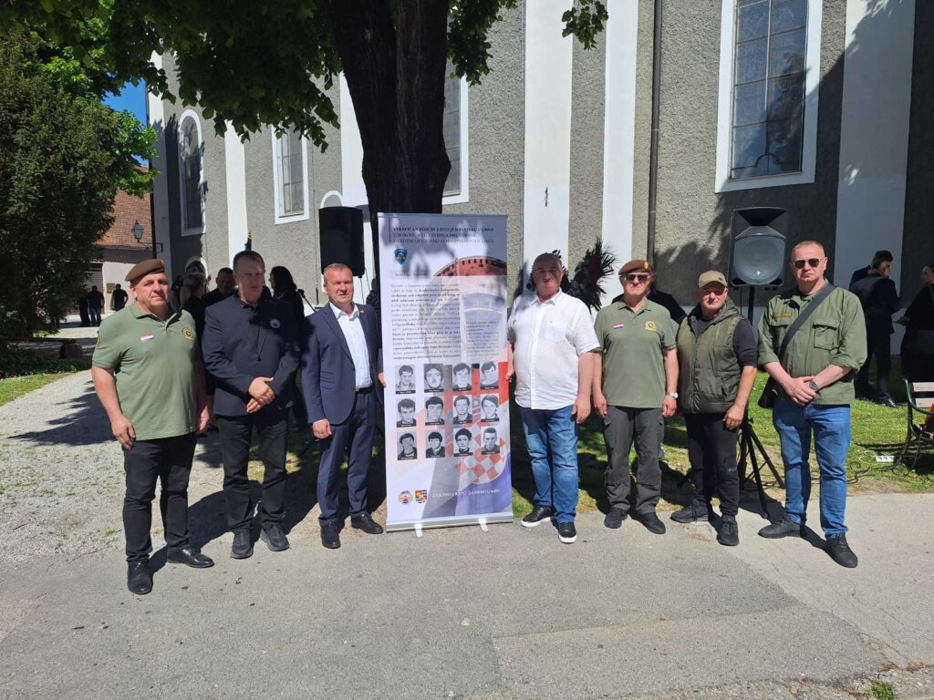 [FOTO] Kod Križa zahvalnosti u Varaždinu održana komemoracija u znak sjećanja na žrtve masakra u Borovu naselju