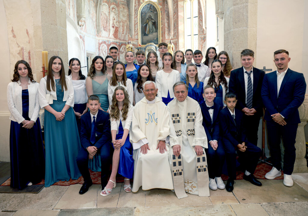 [FOTO] Mladi vjernici u Kalniku primili sakrament Krizme