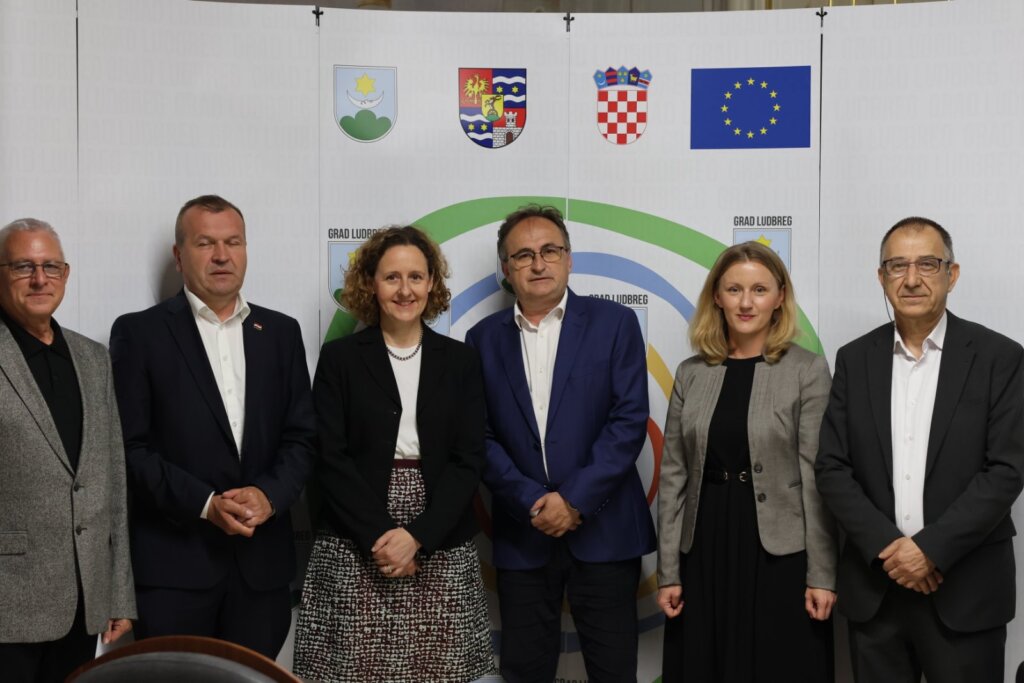 [FOTO] Ministrica kulture i medija Nina Obuljen Koržinek u pratnji gradonačelnika Bilića i župana Stričaka obišla projekte koji se provode na području kulture