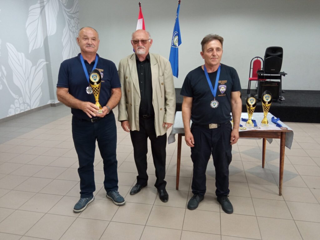 5567dc98 B493 45fe 89a1 3aaae0830f15