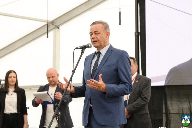 Cn9a4340 800x800 Equal