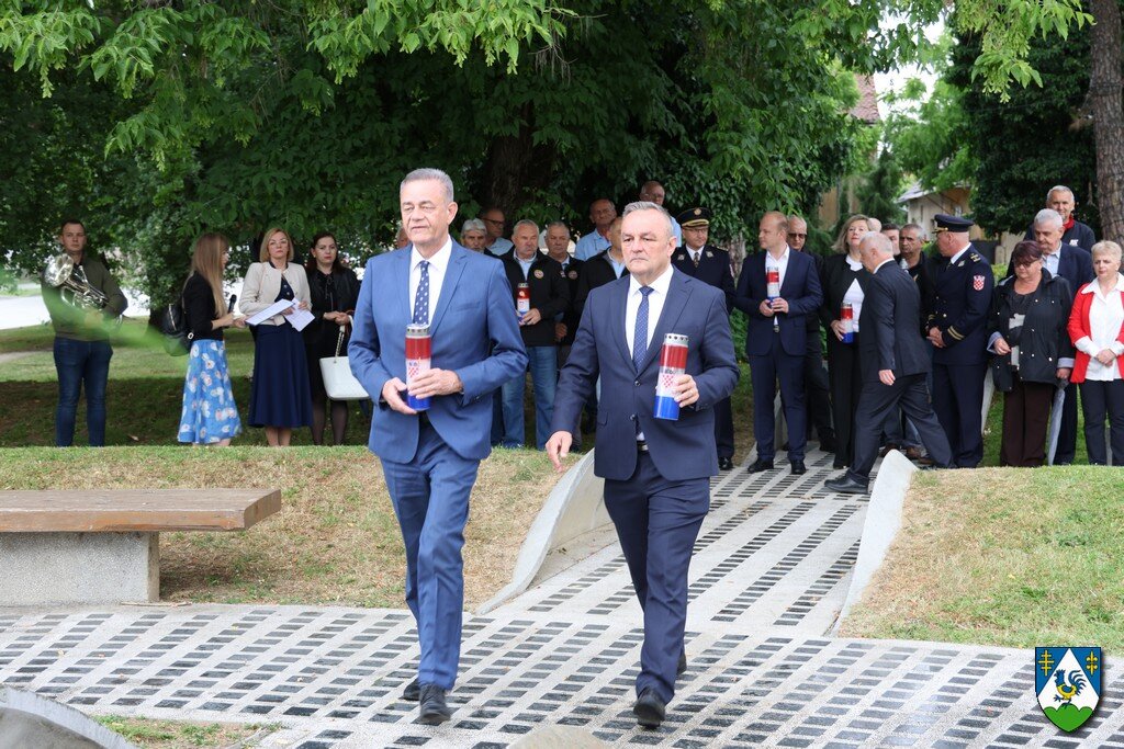 Uz polaganje vijenaca i paljenje svijeća u Koprivnici obilježen Dan državnosti