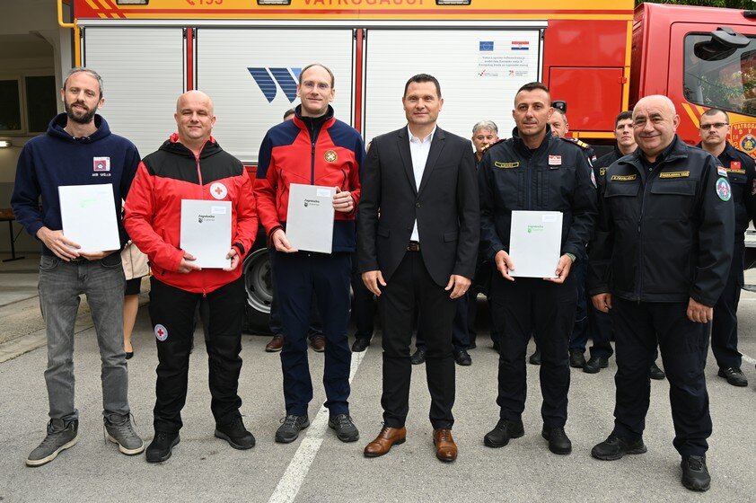 [FOTO/VIDEO] Zagrebačka županija dodijelila 55 tisuća eura vrijednu opremu operativnim snagama sustava civilne zaštite