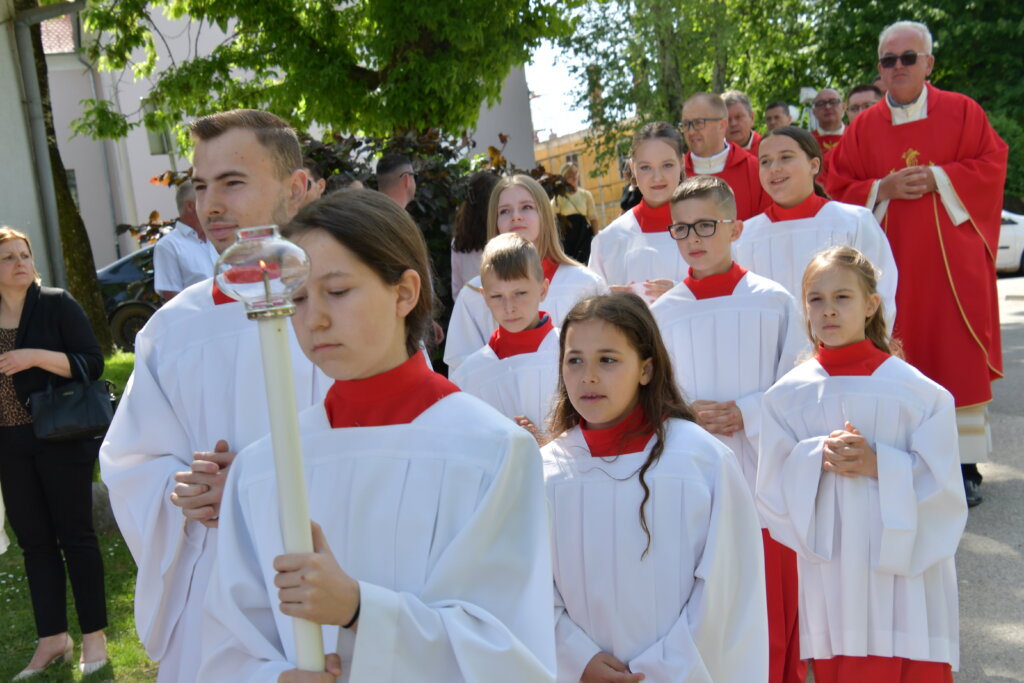 SAKRAMENT KRIZME U VRBOVCU Prekrasan dan u životu mladih vjernika